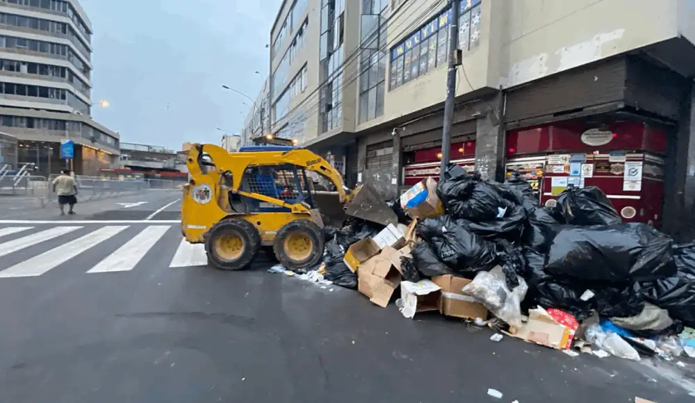 Muchos de los residuos sólidos terminan en las calles, generando focos de contaminación.