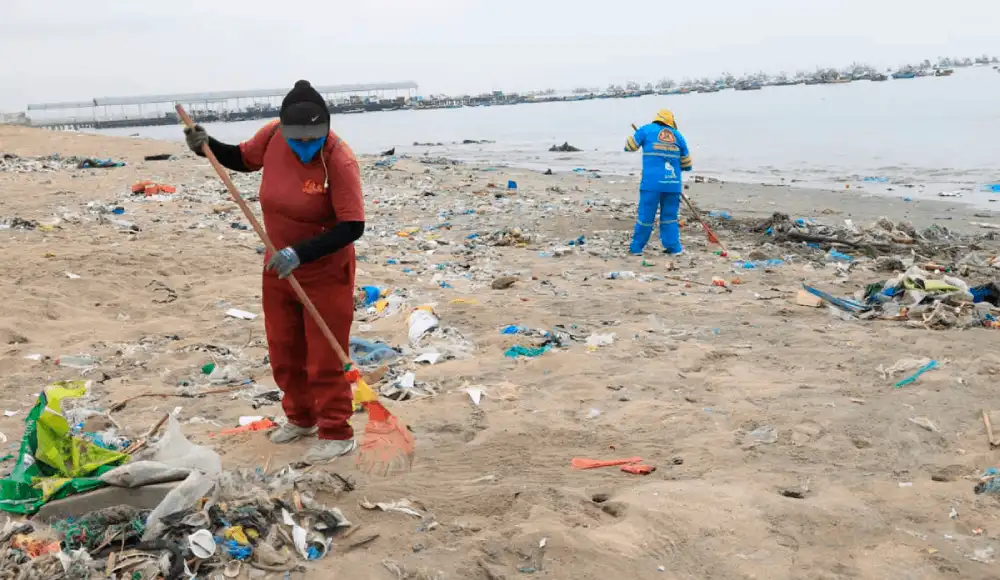 Retiran más de una tonelada de residuos de playa en Lima Norte. Retiran más de una tonelada de residuos de playa en Lima Norte.