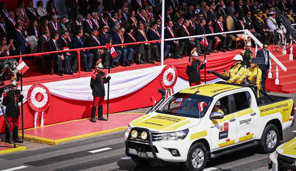 Guardaparques forestales brillan en la Parada Militar 2026.