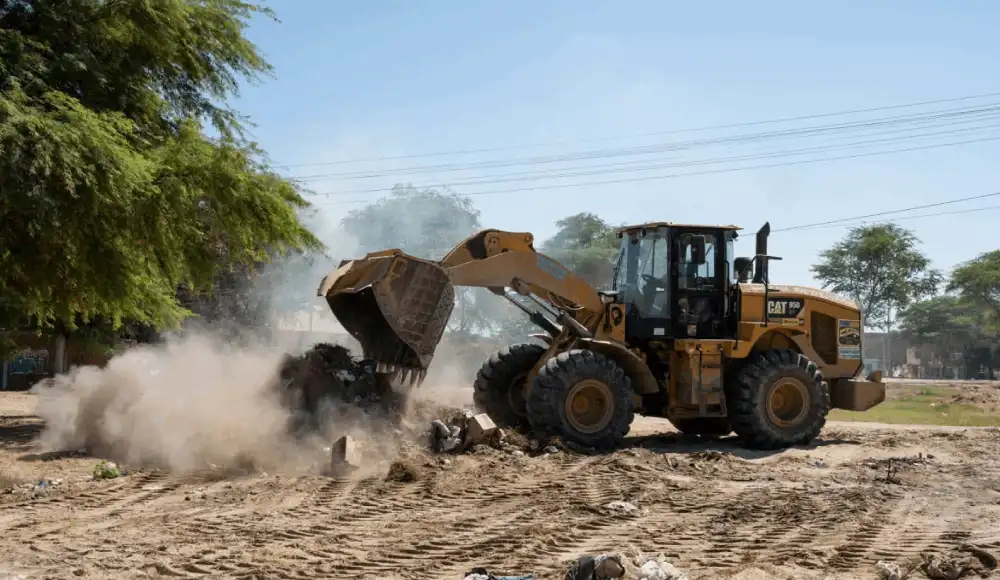 Piura limpia el humedal Santa Julia para frenar su contaminación. Piura limpia el humedal Santa Julia para frenar su contaminación.