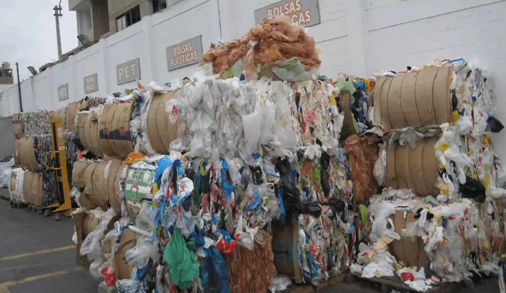 Perú genera 8 millones de toneladas de basura y apenas recicla el 2 % Perú genera 8 millones de toneladas de basura y apenas recicla el 2 %