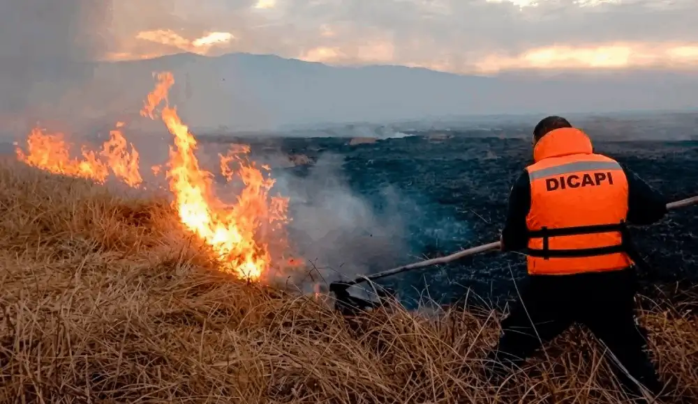 Incendio en el lago Titicaca: controlan fuego en 200 hectáreas Incendio en el lago Titicaca: controlan fuego en 200 hectáreas