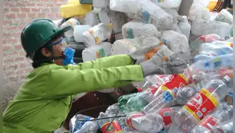 UNI convierte botellas y tapas en plástico antimicrobiano