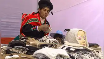 Capacitan artesanas en Puno para impulsar fibra de vicuña