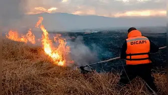 Incendio en el lago Titicaca: controlan fuego en 200 hectáreas