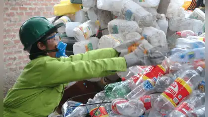 UNI convierte botellas y tapas en plástico antimicrobiano